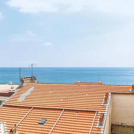 904 - Rooftop In Center, 100m Away